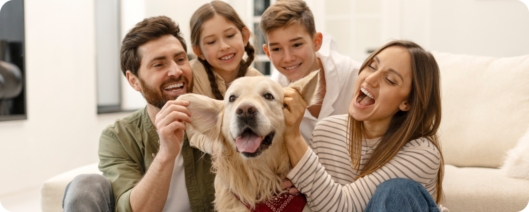 Familia feliz con su perro